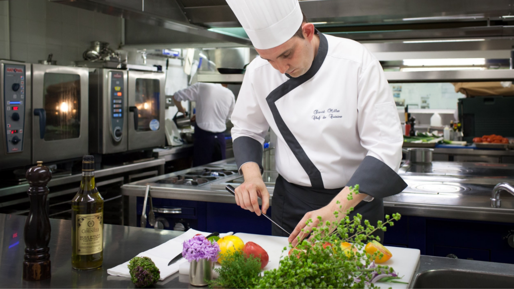 David Millet en trin de cuisiner un plat